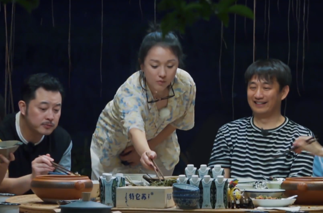 黄磊帮周迅整理衣服，谁看到张子枫的表情，一