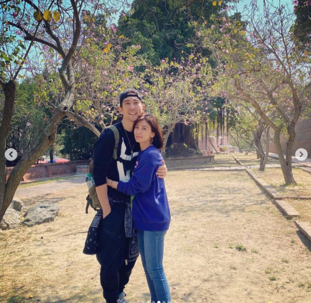 賈靜雯曬一家五口慶小女兒滿4歲，波妞穿公主裙戴皇冠變小淑女