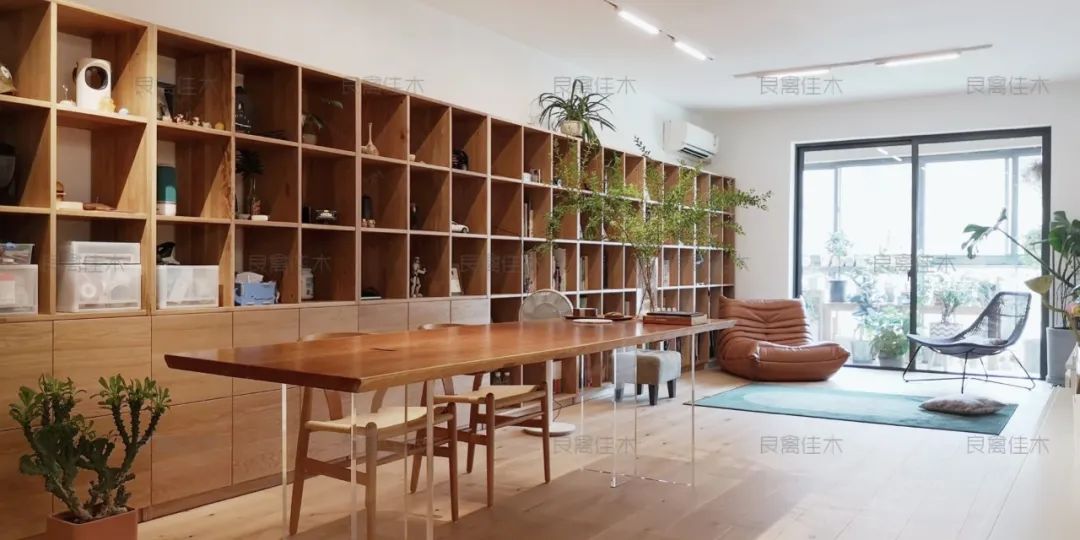 留德归沪建筑师主导设计，用超级书柜让尴尬客厅秒变超级空间