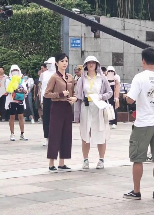 央视主持李思思疑现身商演，场地简陋观众少，气质出众女人味十足