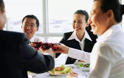 “菜不摆三，筷不成五，席不坐六”，老祖宗的