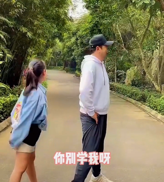 郭涛罕晒9岁女儿，五官像爸打扮显土气，13岁哥哥逆袭成帅哥