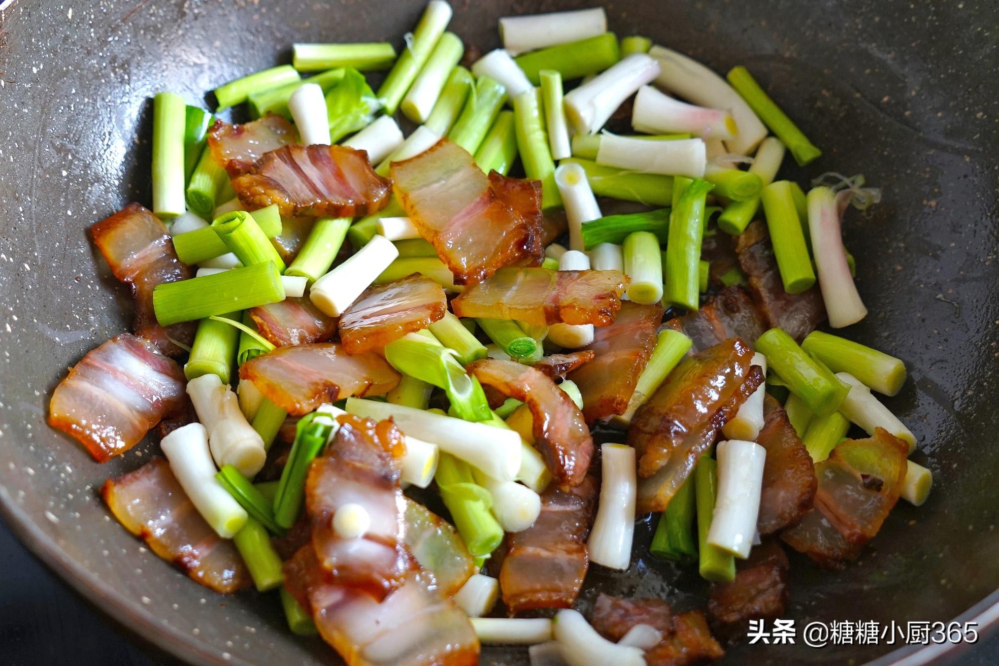 这菜和腊肉是绝配，炒一盘不够吃，春天多吃杀菌好，流感不缠身