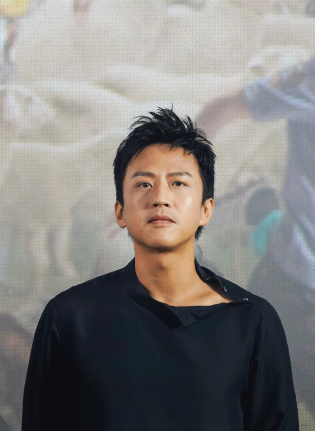 邓超在线追星，晒与杨紫合照调侃从小看杨紫戏长大，网友：屁