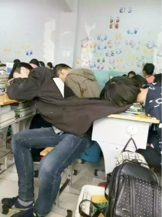 搞笑图片：九位练体操的女生，集体出来秀一下图片