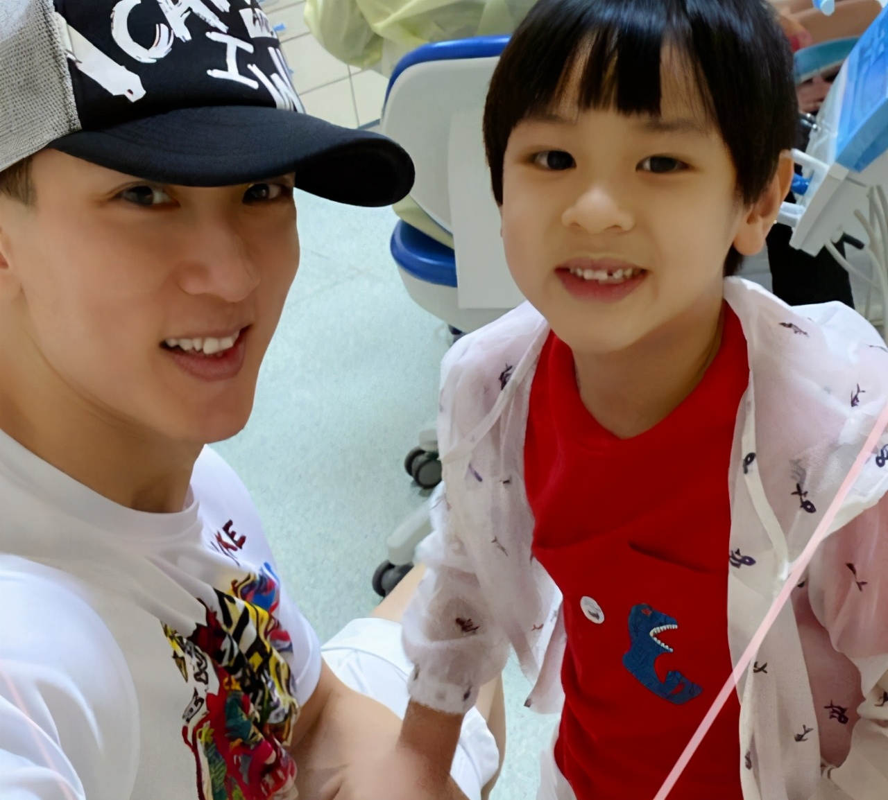 吴尊儿女都长开了，越长大越养眼，一家人颜值过高