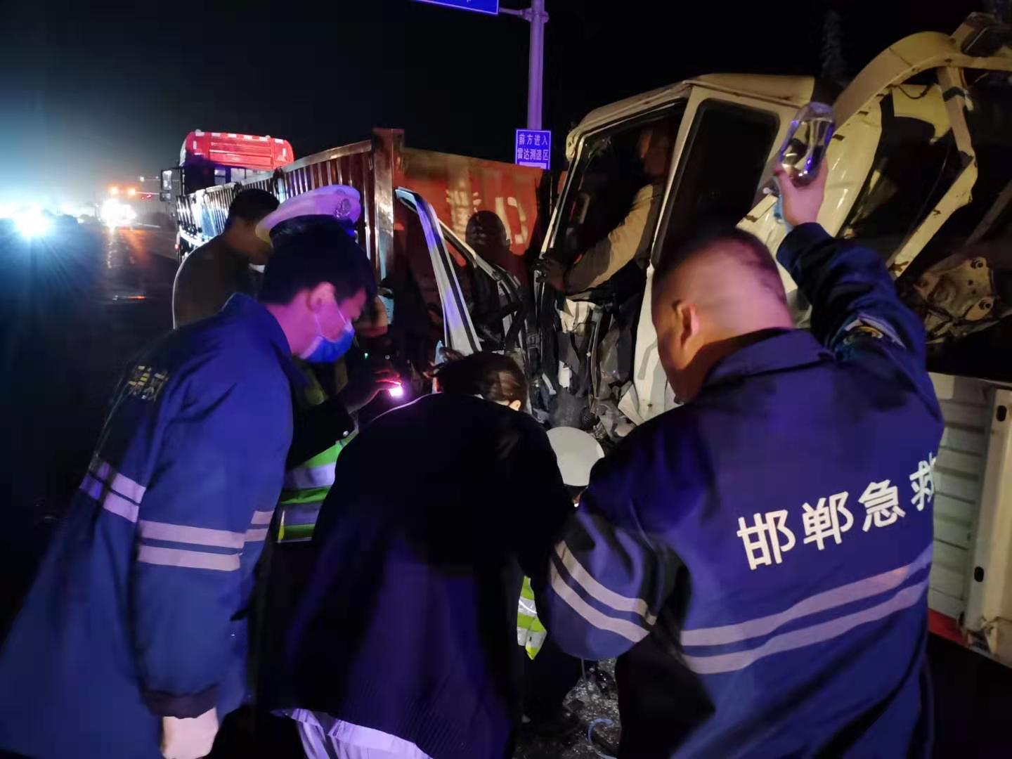 司机被卡车内 广平大队民警成功解救