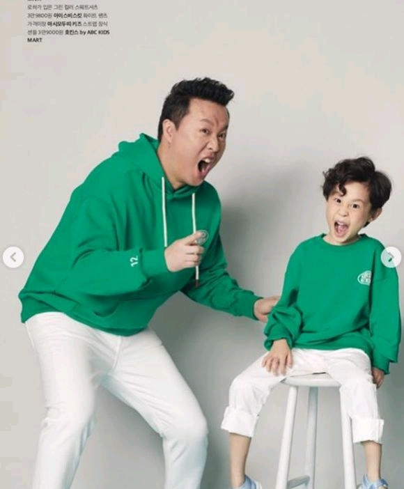 13岁的女儿敏书也喜欢iu,开车的刘大神则歪歪脑袋想了想:"我儿子志浩