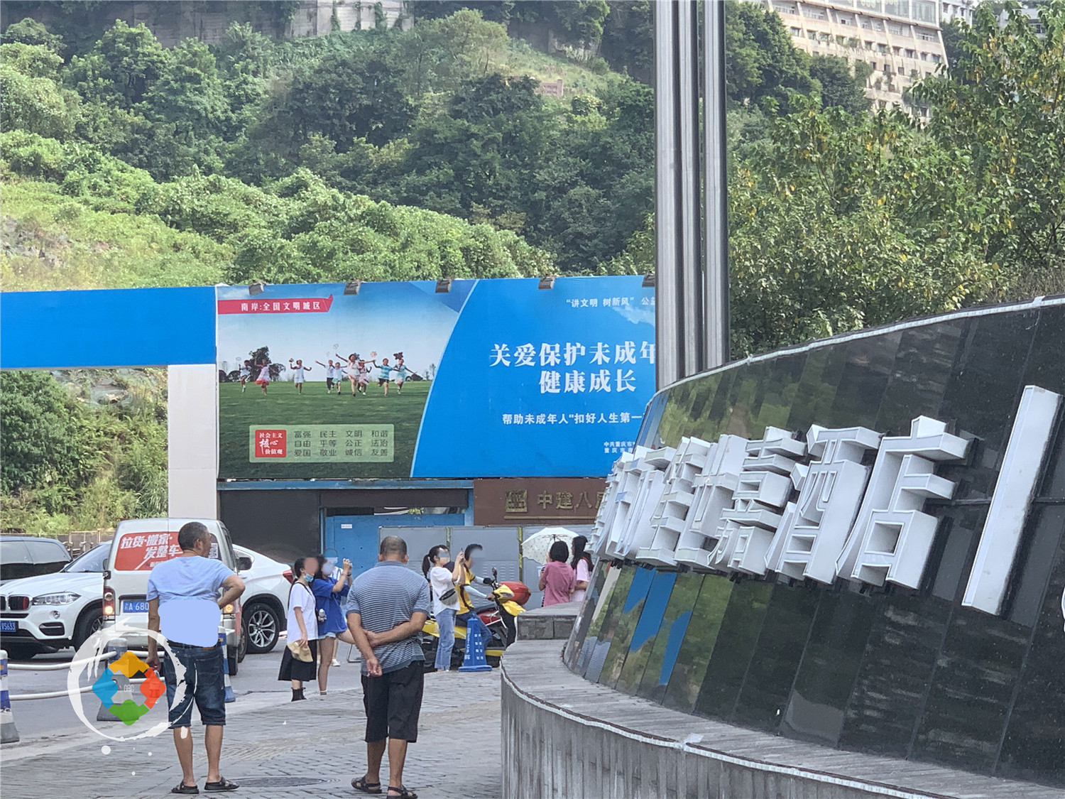 重庆“的哥”带我追星：年轻女孩们聚集在南滨路，苦苦等候着谁？