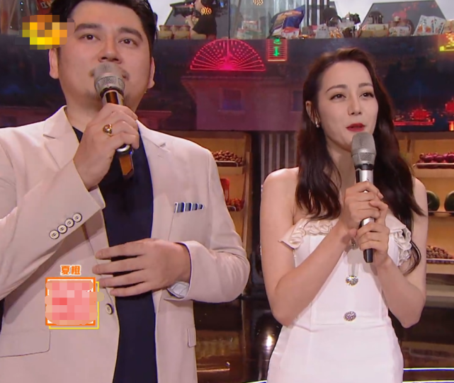 热巴参加直播活动，看清她的状态，才知女明星