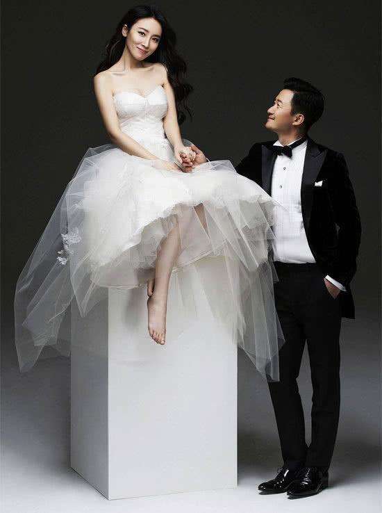 谢楠被吴京追到手的时候才28岁，看了旧照后，才知道吴京有多幸福