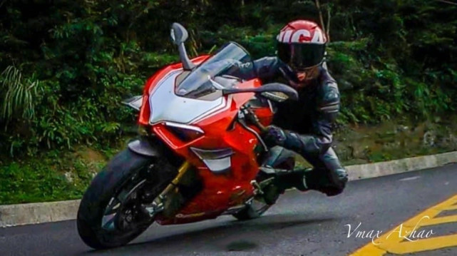 毫不在乎？欧弟刚刚才官宣离婚，郑云灿就骑机