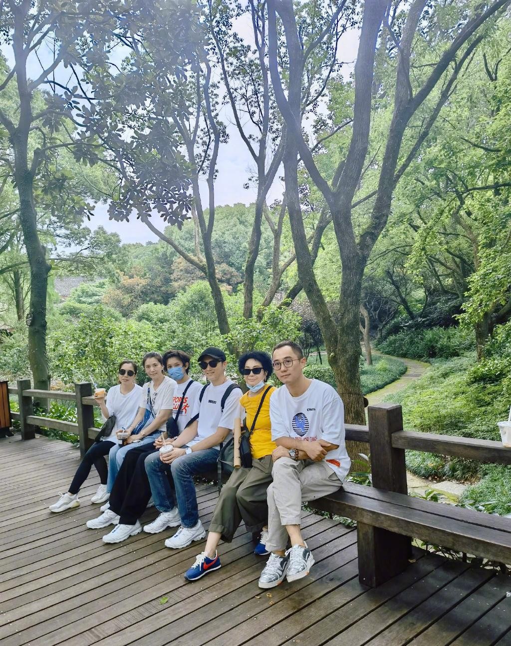 袁咏仪和普通中年人没啥差别，T恤配牛仔裤出游，简单却有气质