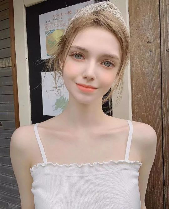 Rike Chloe, a GermanKorean mixed model, born in 1998, she is only 23