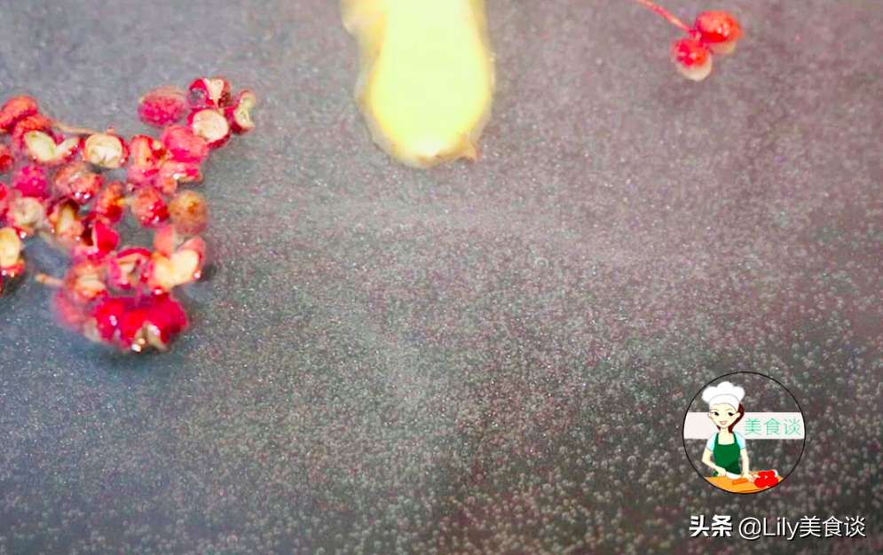 煮白灼蝦時，沸水下鍋就錯了，大廚教你一招，蝦肉鮮嫩多汁又不腥