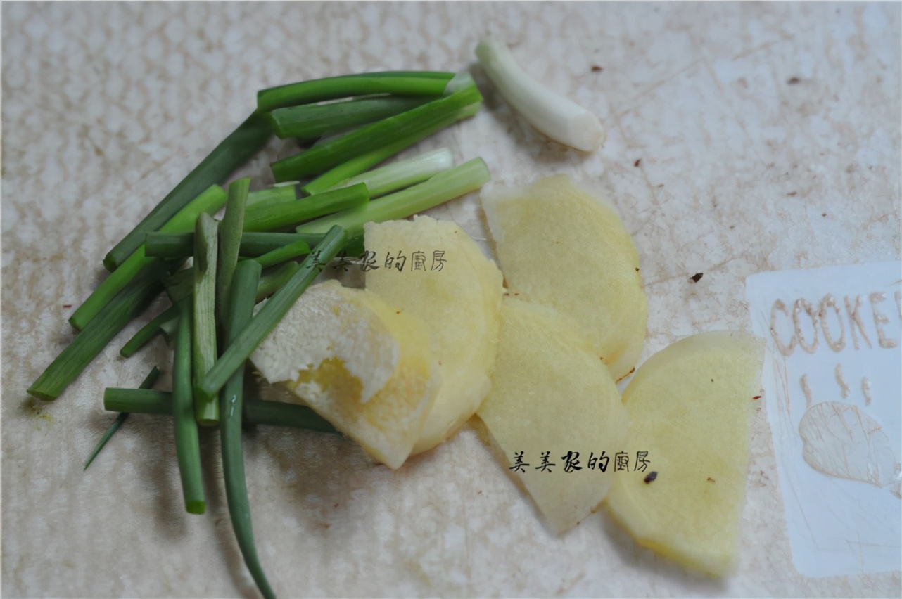 把整條魚扔進電飯鍋裡，不加油不放水，一周吃6次，餐餐都光盤