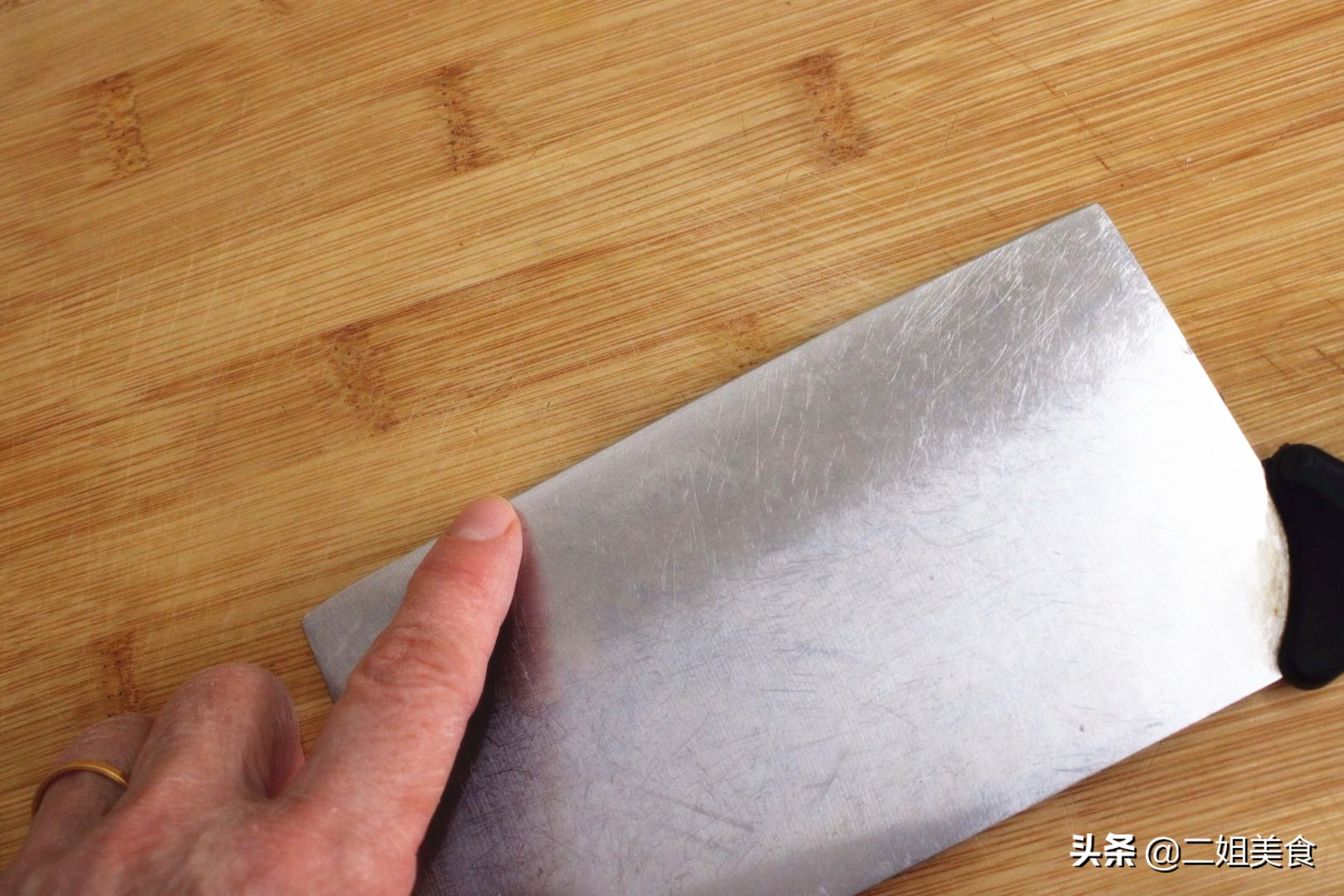 買菜刀時，只需要敲擊一下，好壞菜刀一下子就能區分，別亂買