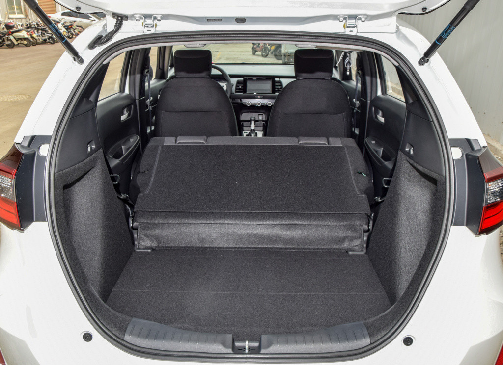 探店丨本田飞度,上路9万出头,配的还是卤素大灯,钢制轮圈