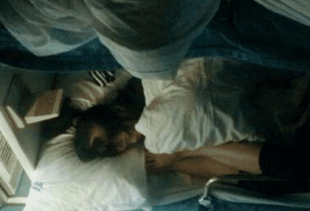 情侣坐火车卧铺, 半夜听到女友呼喊,男友看清她的脸色后选择分手!