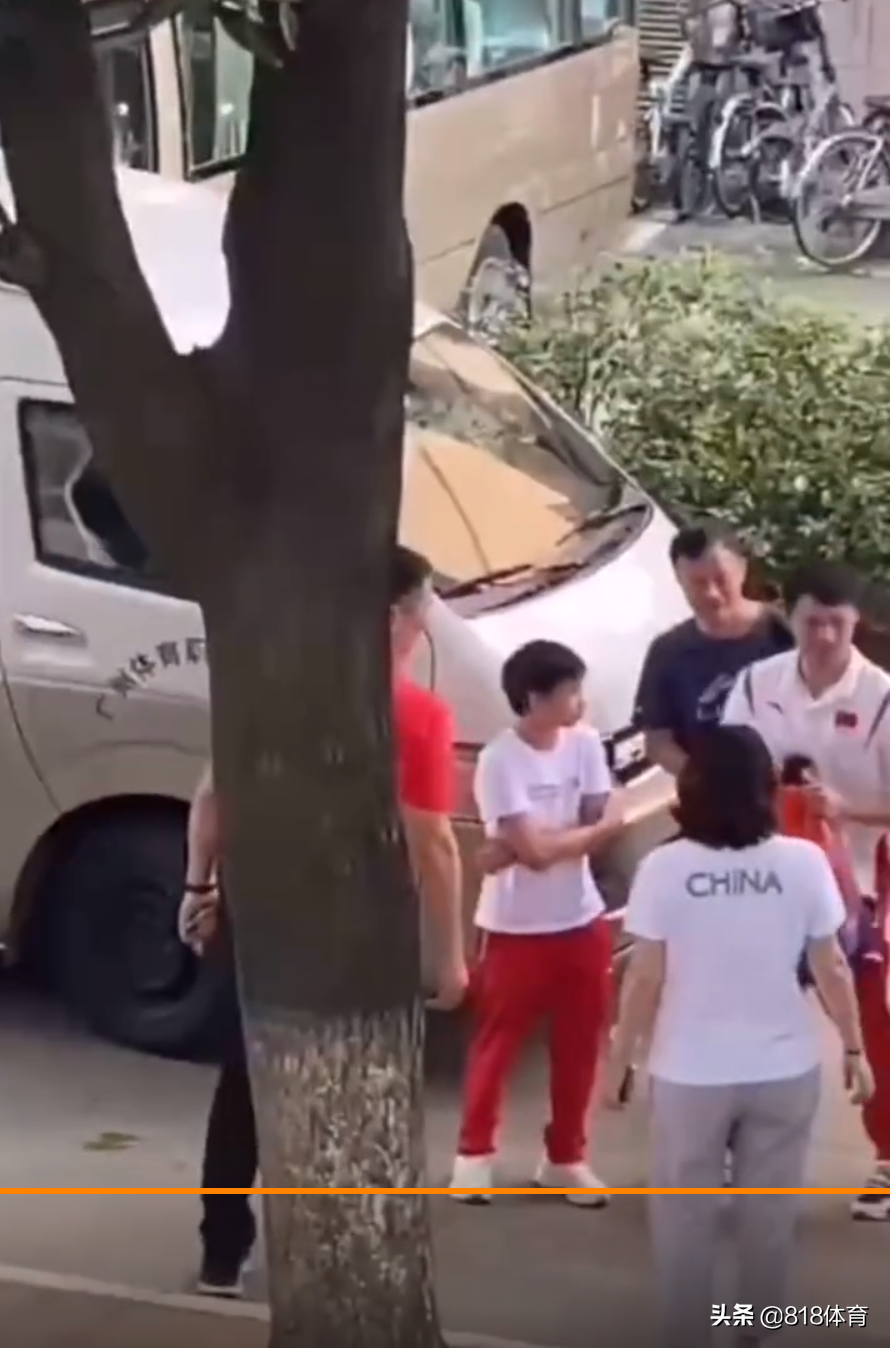 转角遇见偶像!全红婵回母校探亲,小迷妹突然看到红姐尖叫捂脸:哇!