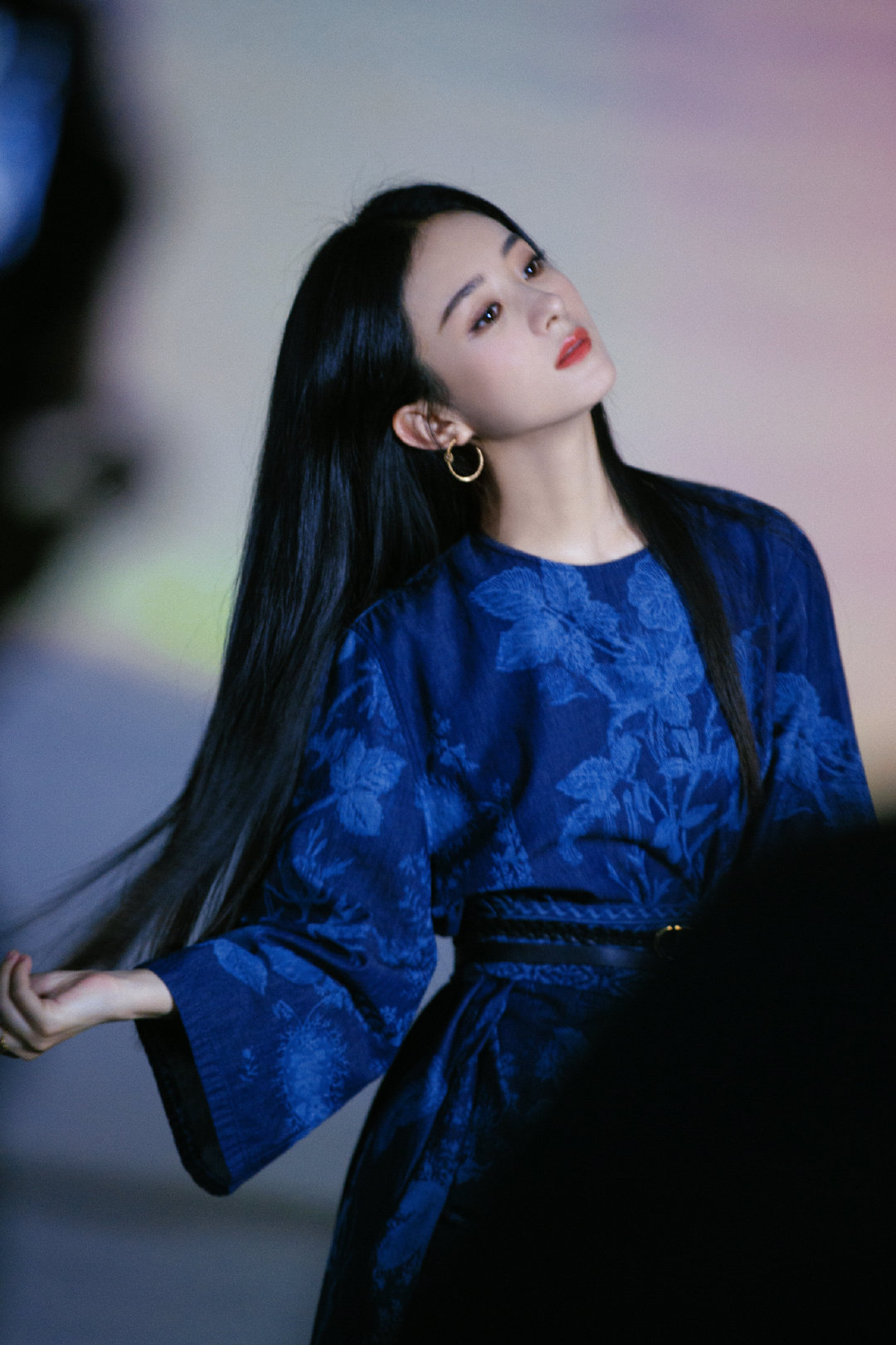 Zhao Liying is clever big, elegant and intellectual temperament is shown, again the acknowledge with colourful to clever treasure beauty refresh