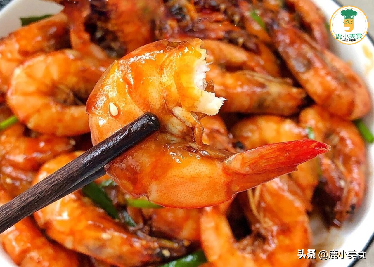 春節待客，寓意“紅紅火火”的油燜大蝦，紅亮喜慶，酥嫩美味