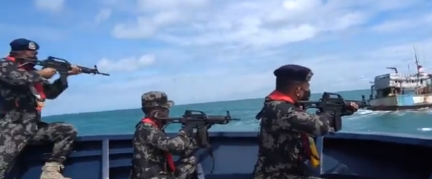 事态升级！印尼海军在南海突然向越南渔船开火，特种兵放炸弹炸沉渔船