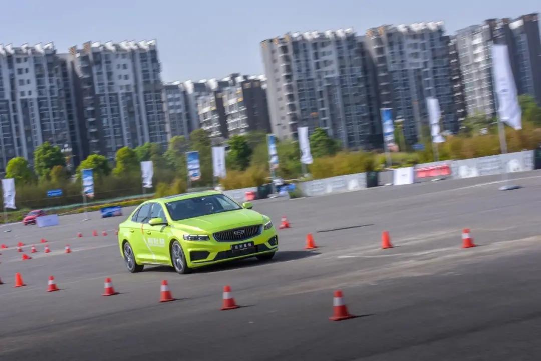 开过吉利星瑞之后，你可能会忘了轩逸、朗逸和思域