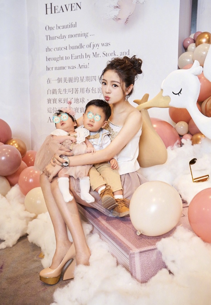 安以轩晒照为女儿庆双满月，一人抱俩妈妈力max，兄妹长相相似