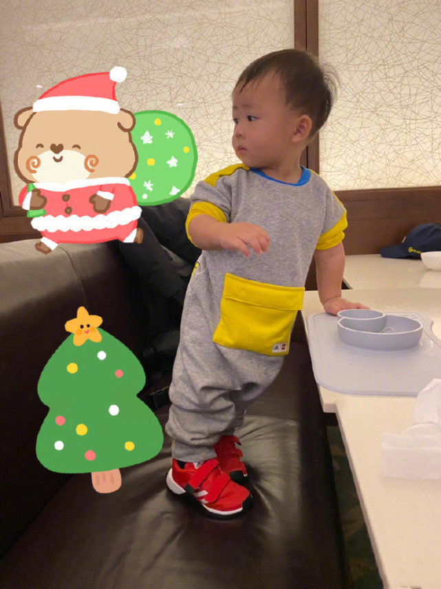 蔡少芬晒母女合照自称超模，二女儿长相酷似张晋，满满高级感