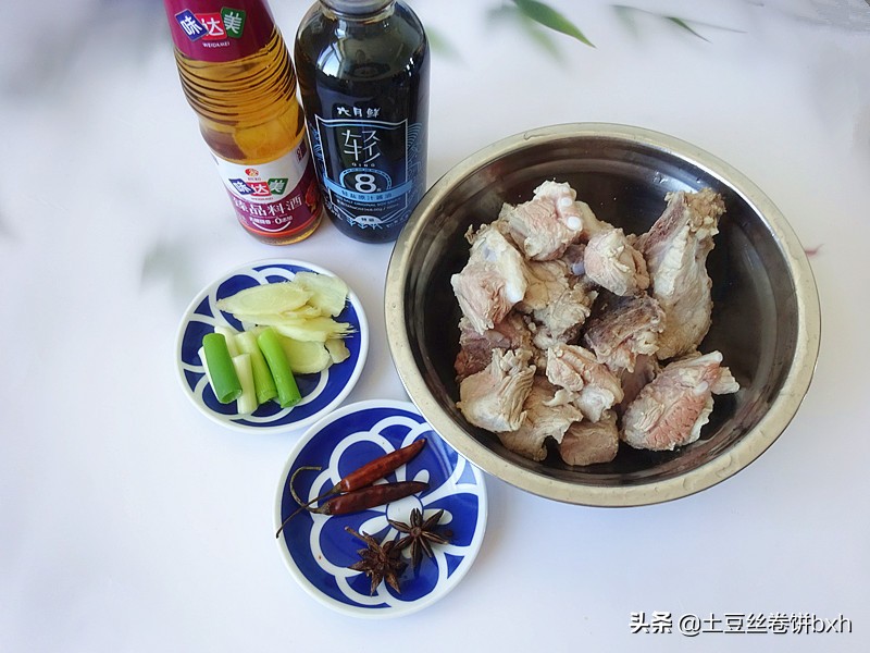 这个方法焖排骨，百吃不厌，不加一滴水，鲜香软烂又入味，特香