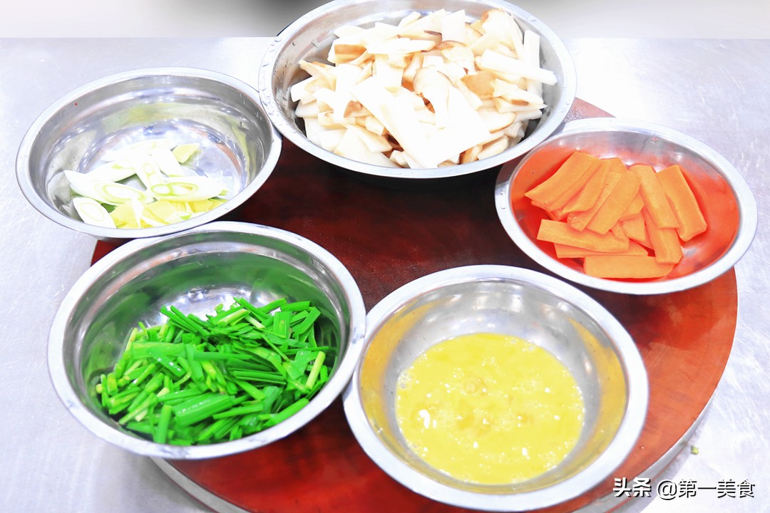 Naturally paired with leeks!  A simple stir-fry, delicious, tender and more fragrant than meat, children rush to eat at the table
