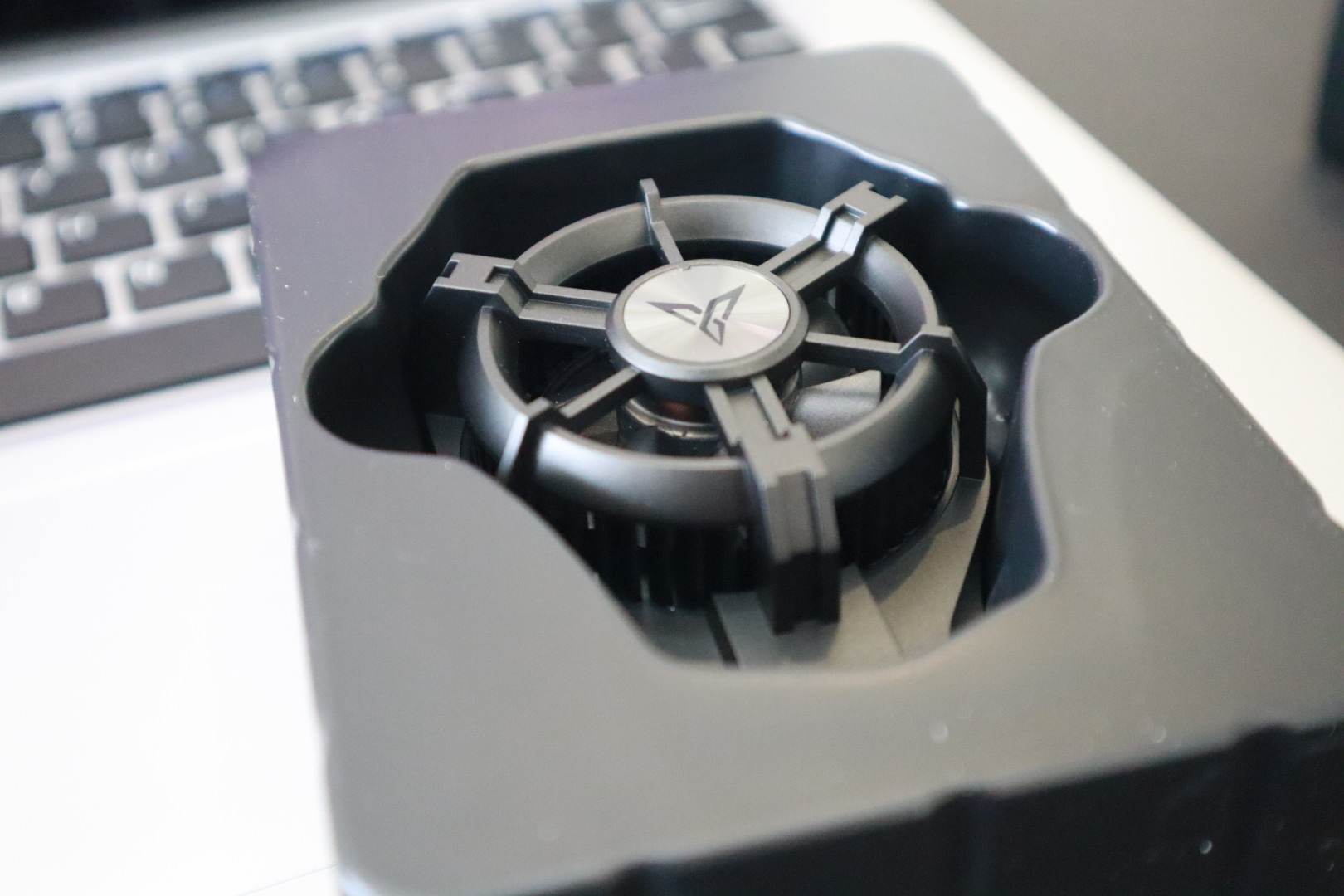 夏天到了别忘了给手机降降温，飞智蜂翼2Pro手机散热器评测