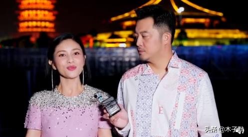 胡可回应沙溢系错扣子，卖家秀常见，第一次见亲媳妇来拆台