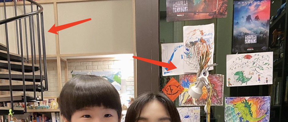 Ella亲自操刀给儿子理发，意外曝光豪宅内景，拥挤但很温馨