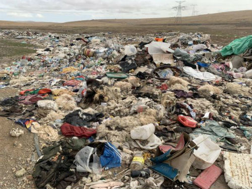 青藏高原可可西里地区再现巨大垃圾带 紧邻公路臭气熏天