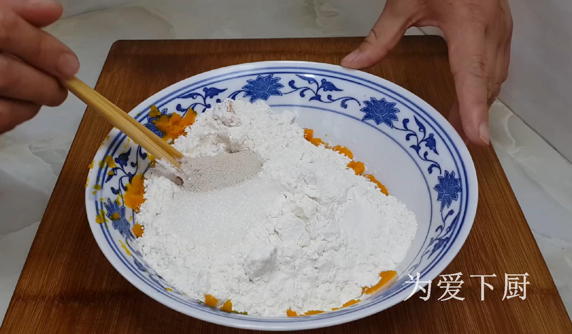 面粉别炸油条了，加半个南瓜，个个金黄鼓大泡，比面包蛋糕还香
