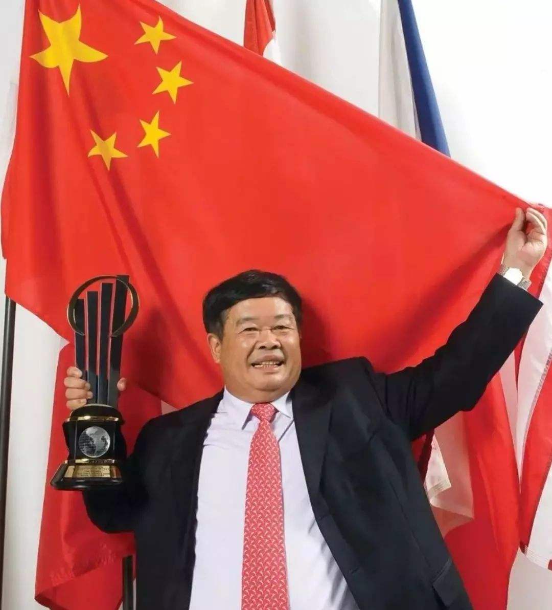 曹德旺背景有多强？白手起家是不存在的，父亲是上海滩商界大亨