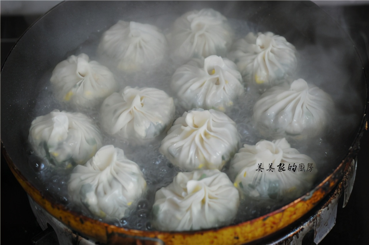 兒子最愛的早餐，比餃子簡單比包子好吃，鍋裡一煎，清爽有滋味