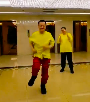 雪村豪宅内景曝光，装修奢华大到似广场，小1