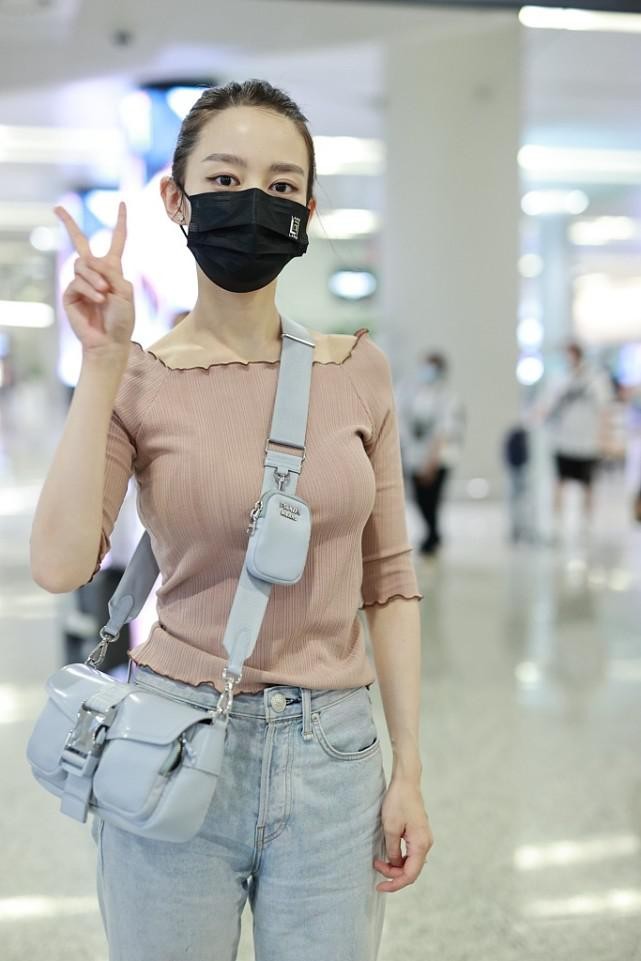 吉娜当了妈也这么美，穿T恤牛仔裤看着身材没走样，素颜挺耐看