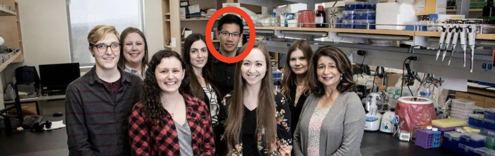 王力宏罕見曬大哥，王力德穿白大褂做科研，研究血癌學歷全家最高