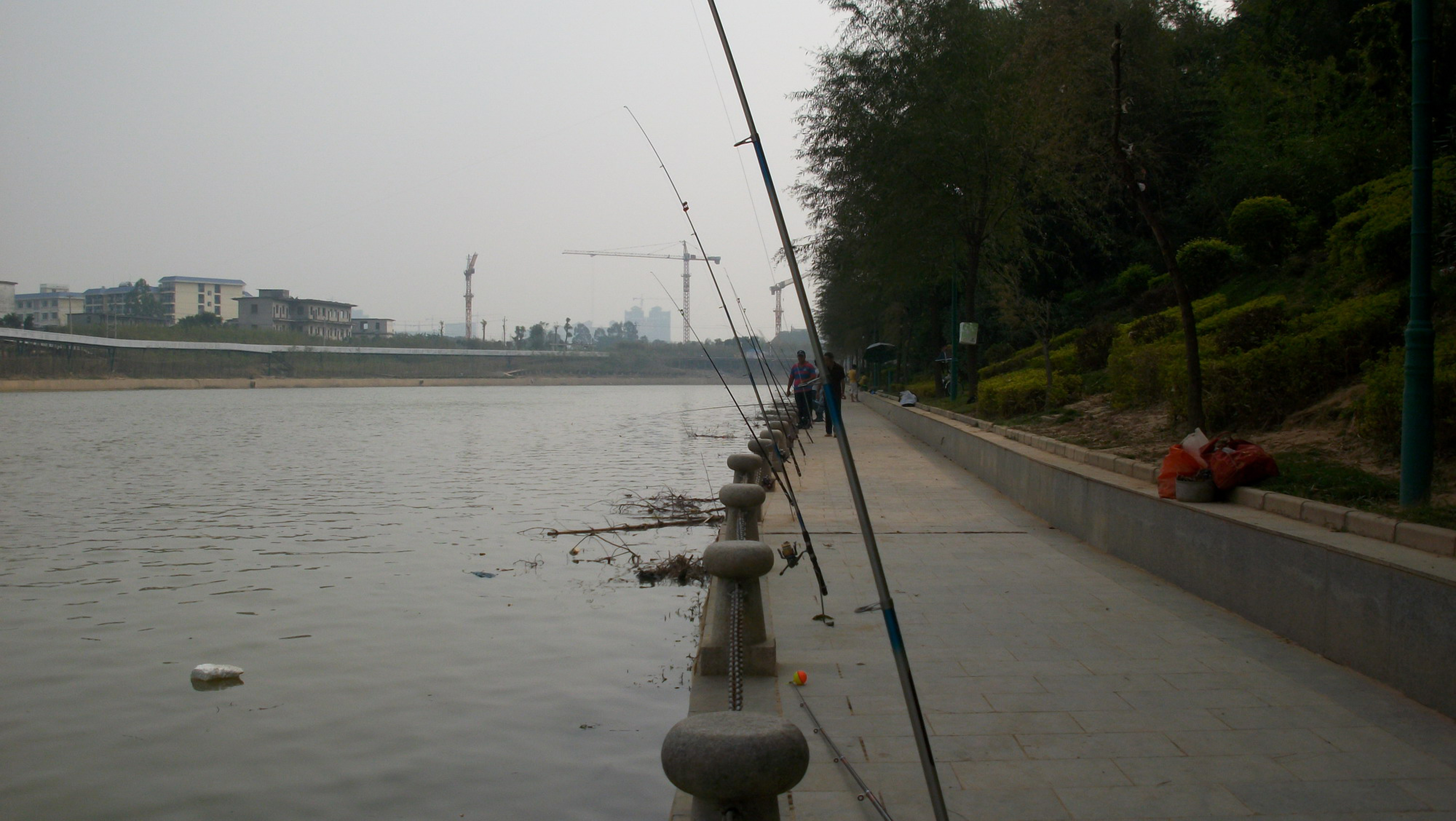 还记得海湾战争期间，我们被困港口，挥竿钓鱼，也就钓了四条