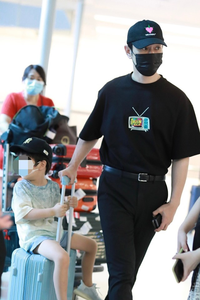 黄晓明带儿子现身潮爸范十足，小海绵坐拉杆箱可爱满分，长腿抢镜