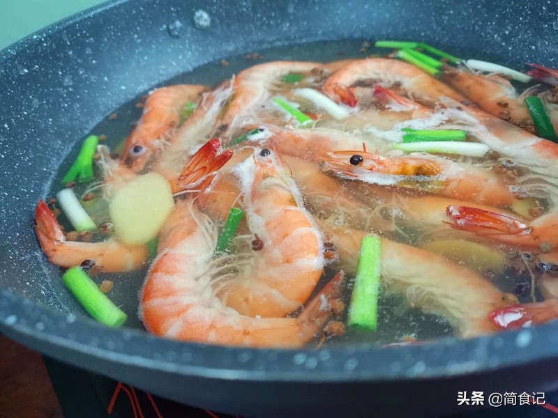水煮蝦，冷水煮還是熱水煮？ 大廚教你正確做法，蝦肉細嫩，還不腥