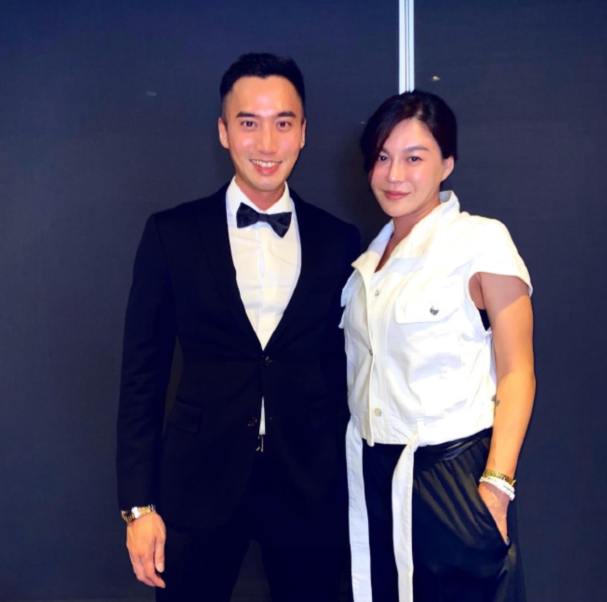 与阿娇离婚后，赖弘国晒照庆生和女友人亲密自