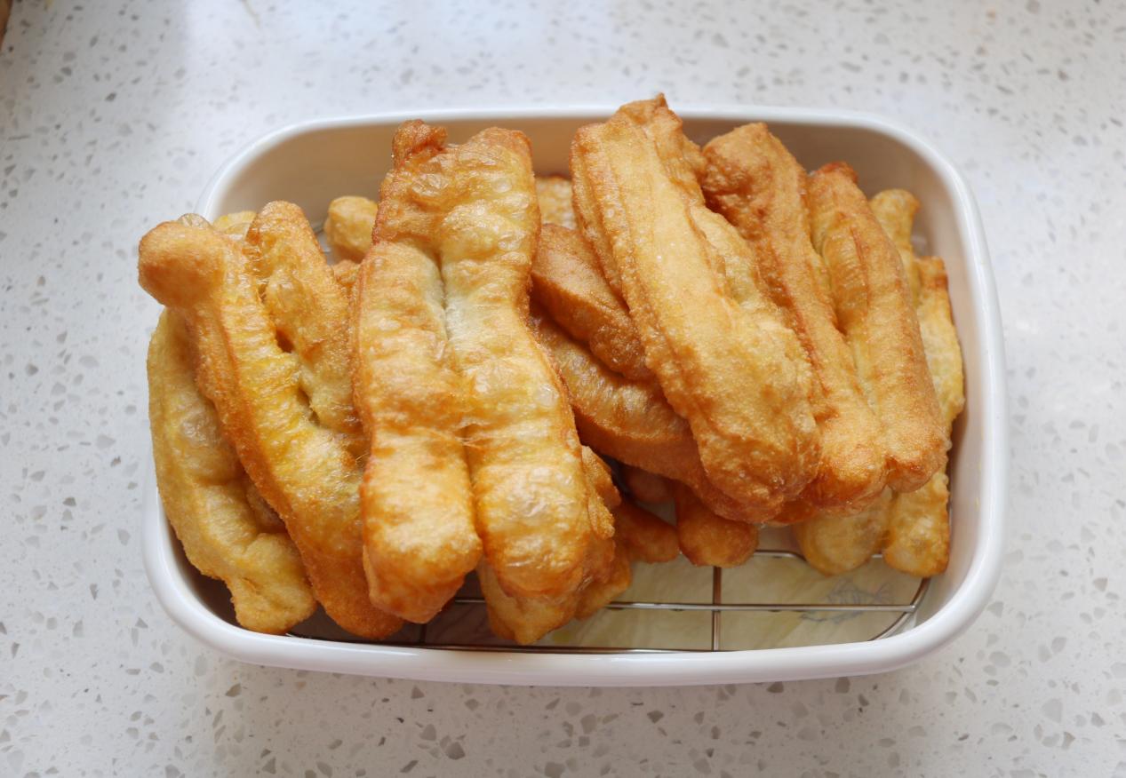 想吃油条不用出去买，自己在家也能做，干净卫生没有添加