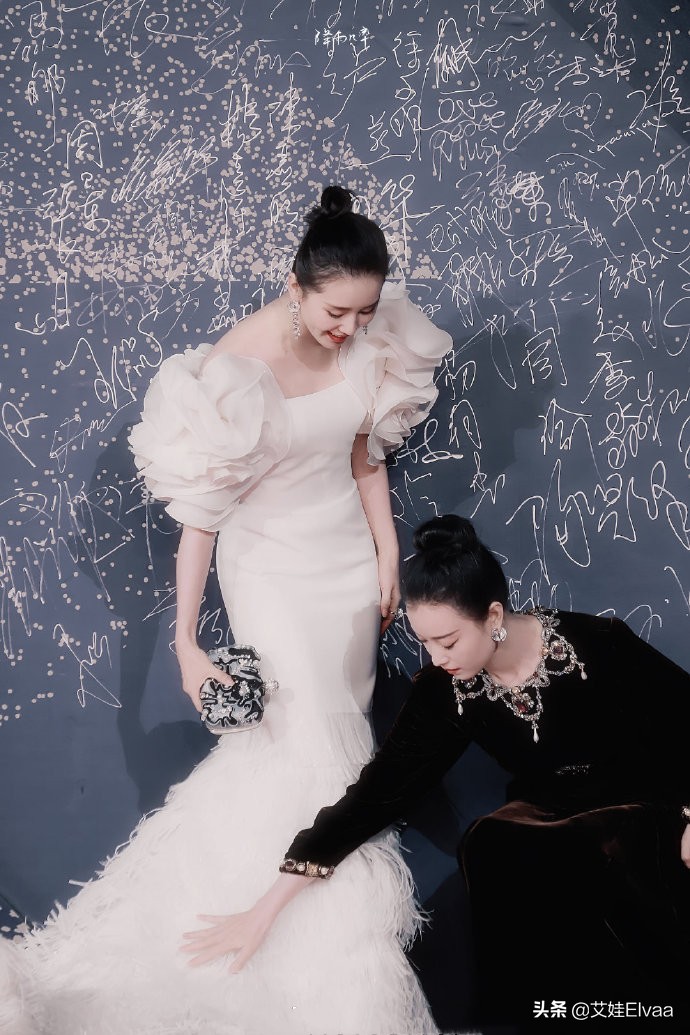 刘诗诗不靠儿子靠颈上热门，穿露肩裙秀天鹅颈