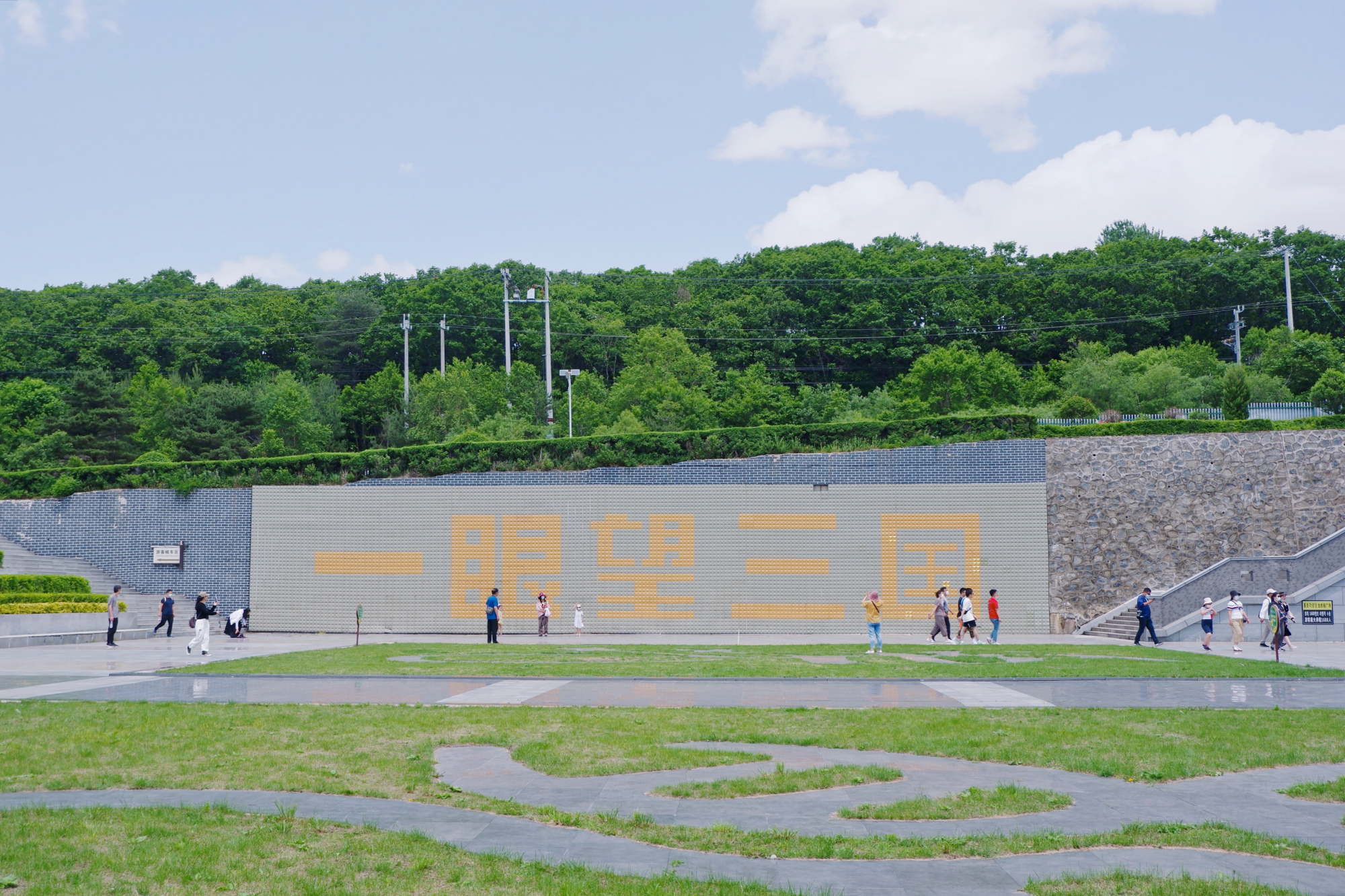 中國朝鮮邊境只有8米距離，一條河隔開兩國邊界，能看到朝鮮人