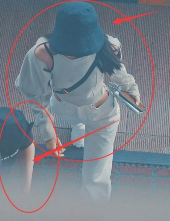 赵丽颖和冯绍峰真实感情：看看赵丽颖下车的时